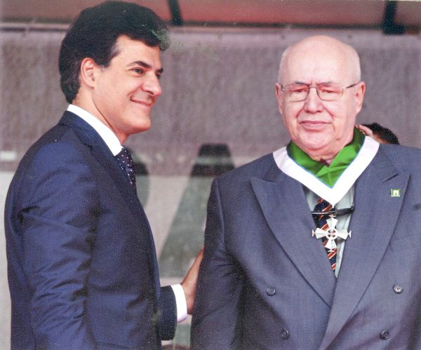 Em cerimônia, no Palácio Iguaçu, o jornalista Aroldo Murá Haygert (à dir.), entre outras personalidades, recebeu do governador Beto Richa a Comenda da Ordem Estadual do Pinheiro, no grau de Comendador | Felipe Rosa