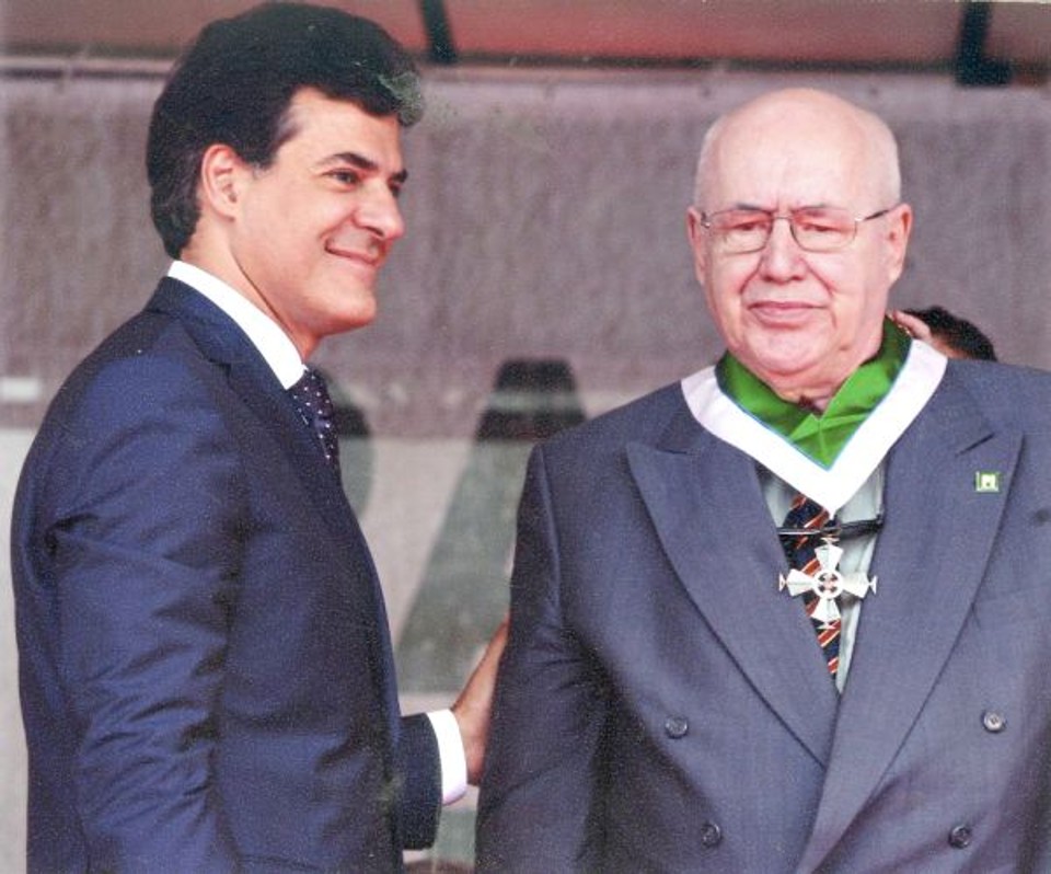 Em cerimônia, no Palácio Iguaçu, o jornalista Aroldo Murá Haygert (à dir.), entre outras personalidades, recebeu do governador Beto Richa a Comenda da Ordem Estadual do Pinheiro, no grau de Comendador | Felipe Rosa