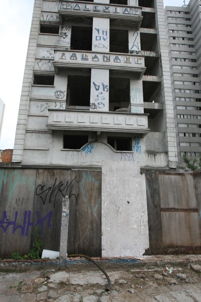 Quando é constatado que o imóvel está sendo utilizado por usuários de droga, ele passa a ser considerado um mocó. Os donos são notificados para fazer a vedação do local |