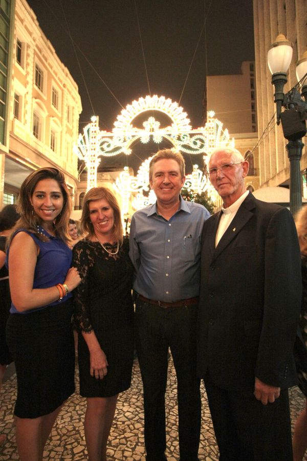 O prefeito Luciano Ducci e a primeira-dama Marry Ducci prestigiaram a abertura da Galeria de Luz de Curitiba na noite de terça-feira, ao lado da presidente do Instituto Municipal de Turismo, Juliana Vosnika (à esq.), e do arcebispo metropolitano, dom Moacyr Vitti | Jader da Rocha