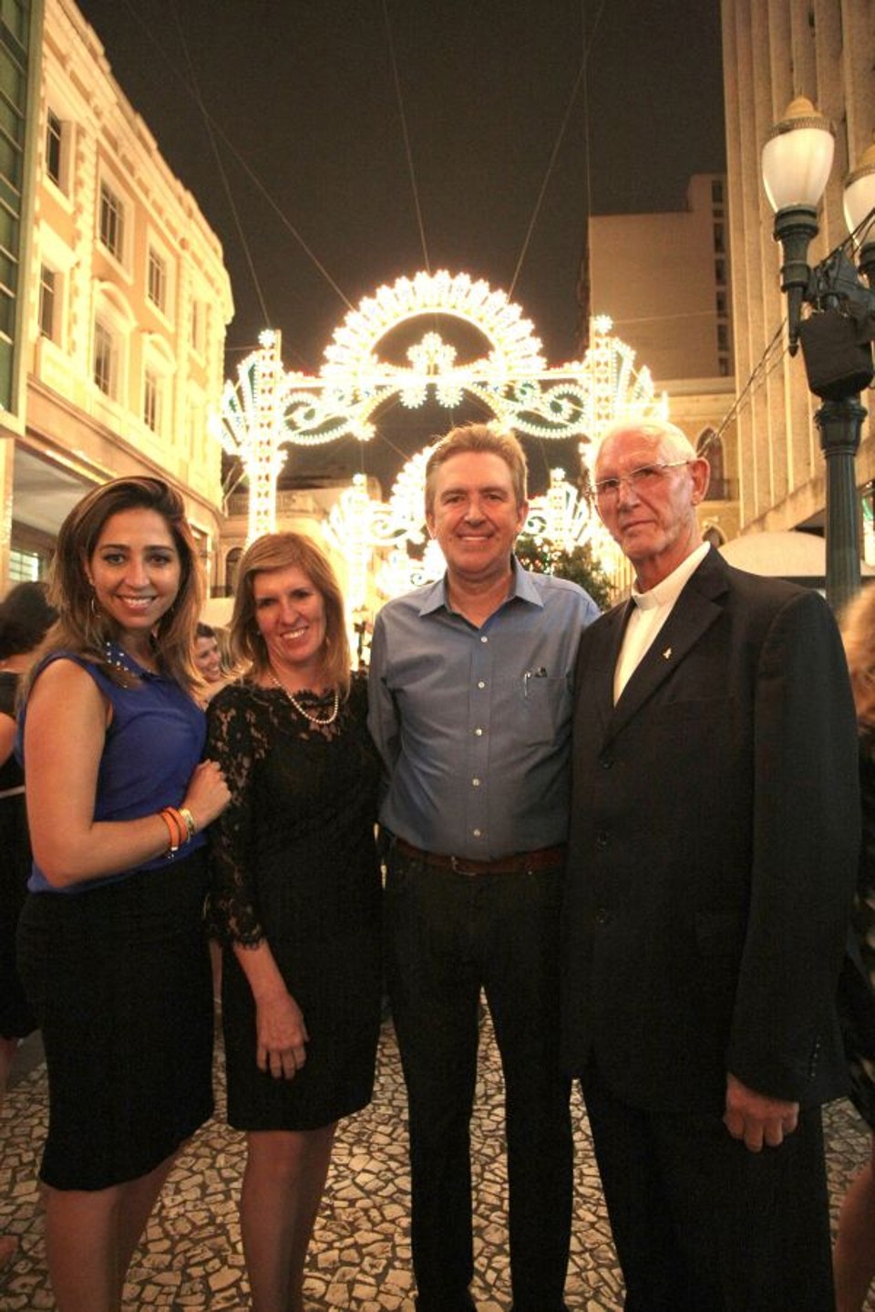 O prefeito Luciano Ducci e a primeira-dama Marry Ducci prestigiaram a abertura da Galeria de Luz de Curitiba na noite de terça-feira, ao lado da presidente do Instituto Municipal de Turismo, Juliana Vosnika (à esq.), e do arcebispo metropolitano, dom Moacyr Vitti | Jader da Rocha
