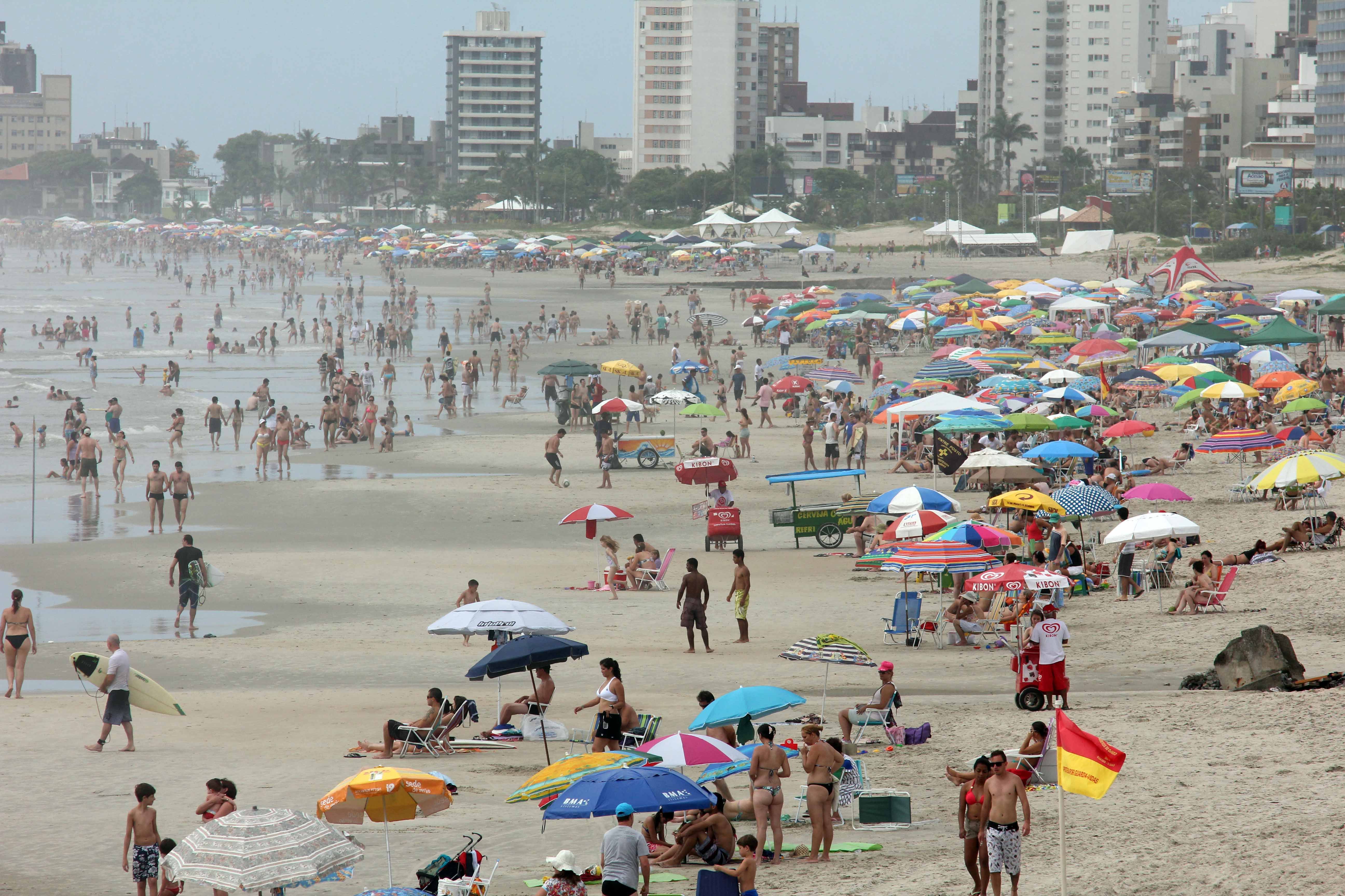 Praia de Caiobá já ficou bem mais movimentada neste domingo | Walter Alves/Agência de Notícias Gazeta do Povo