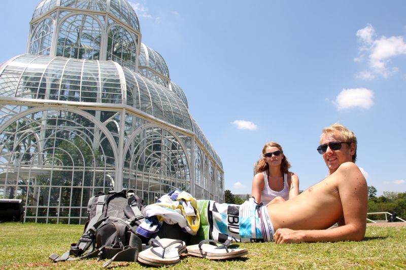 Casal aproveita o sol no Jardim Botânico, em Curitiba. Calor no fim deste ano é mais que a média histórica | Marcos Borges / Agência de Notícias Gazeta do Povo