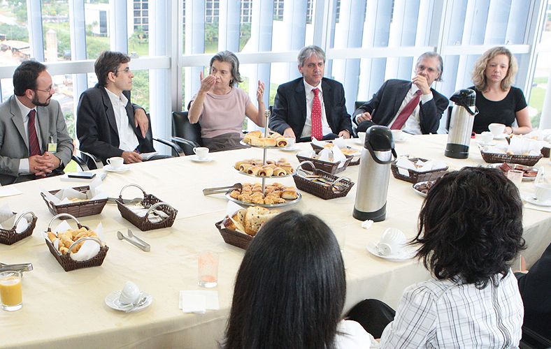 Cármen Lúcia (de mãos para o alto) disse que Marcos Valério só deve receber proteção se houver "prova cabal" de que sua vida está em risco | Nelson Jr./ASICS/TSE