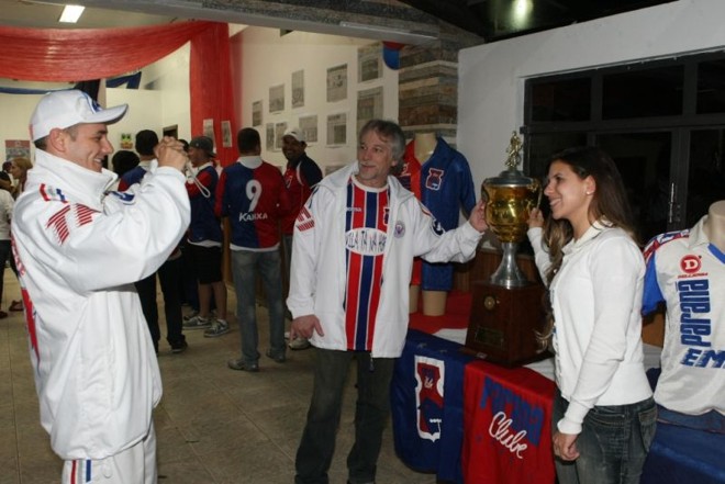 Torcedores tiram fotos com a taça de 1992 | 