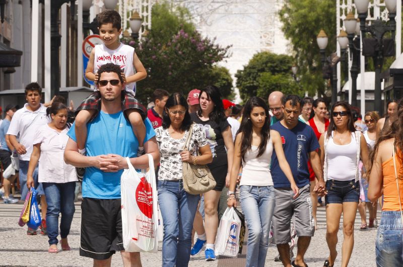 Consumidores lotaram os shoppings e o centro de Curitiba para comprar os presentes de Natal neste domingo (23) | Hugo Harada / Agência de Notícias Gazeta do Povo