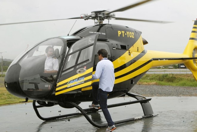 Beto Richa embarca novamente rumo ao aeroporto de Navegantes, para voltar ao Paraná |