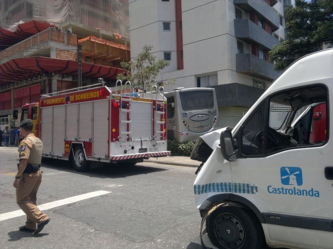 Testemunhas disseram que uma van da Cooperativa Castrolanda teria furado o sinal vermelho na Rua Deputado Joaquim José Pedrosa no momento em que o ônibus estava passando | 