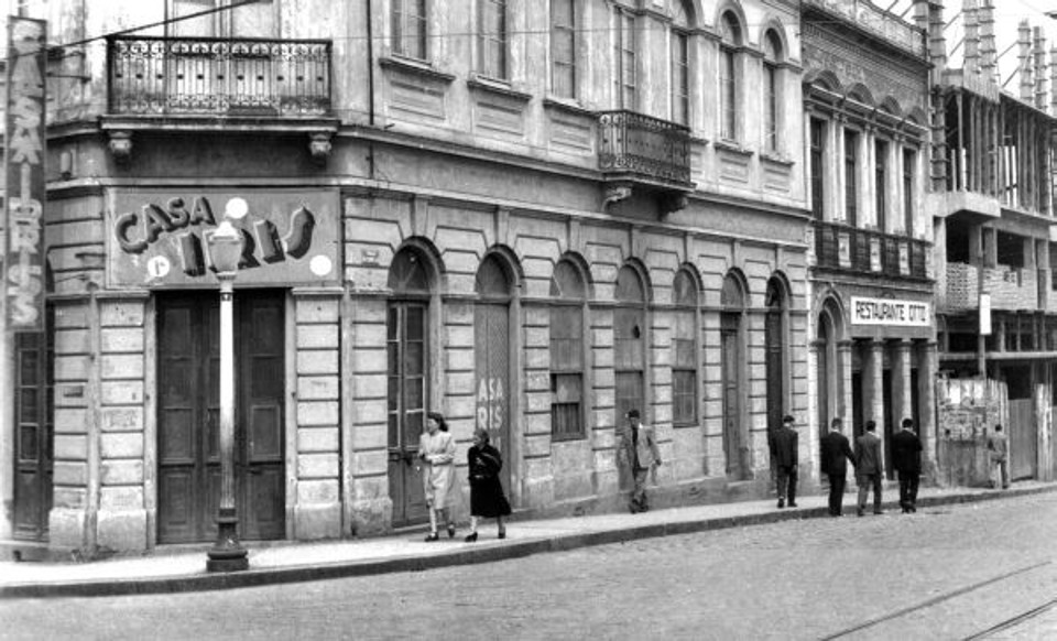 A Casa Iris, de Miguel Caluf, na esquina da Praça Tiradentes com a Rua Cândido Leão. Em foto do Foggiatto, feita no dia 27 de agosto de 1944 | Arquivo Cid Destefani