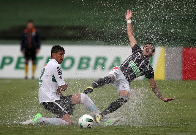 Escudero tenta roubar a bola na vitória sobre o Figueirense | 