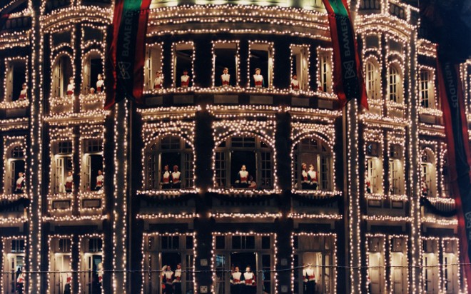 Na véspera de Natal de 1995, crianças cantam nas janelas do Palácio Avenida | 