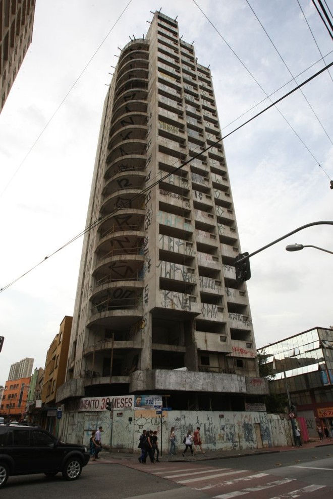 Na rua Presidente Faria, exemplo de prédio comercial abandonado. A construção do Centro Empresarial Roberto Schiebler ficou pela metade e o prédio é alvo de ações judiciais |