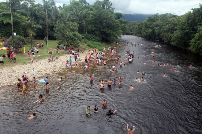 Em Morretes, uma boa opção é se se refrescar no calor que tem feito nos últimos dias no Rio Nhundiaquara |