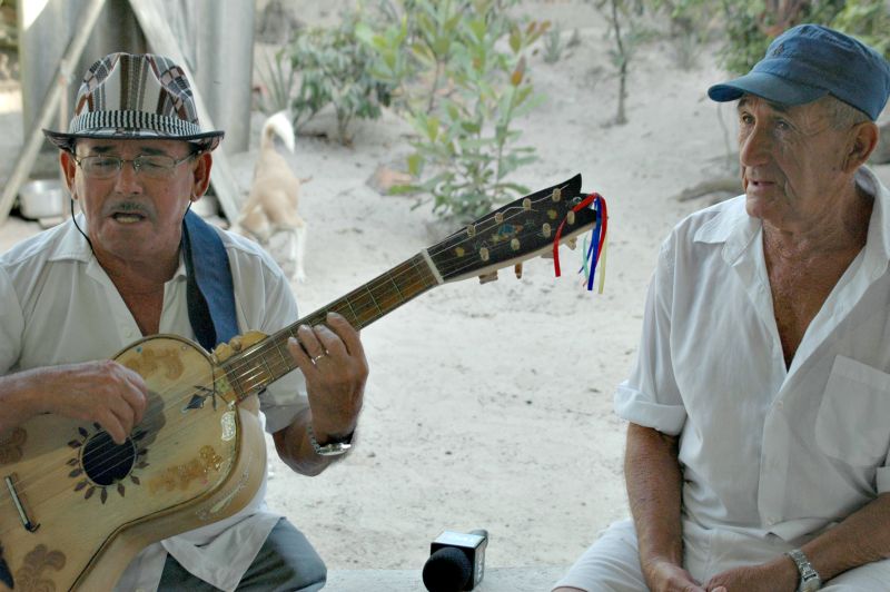 Mestre Brasílio (à esq.) ensina o fandango aos mais jovens | Oswaldo Eustaquio/Gazeta do Povo
