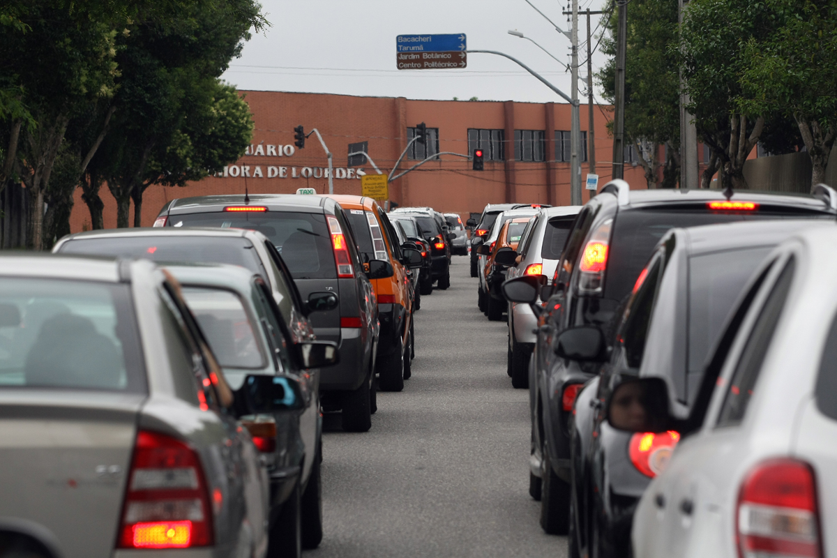 Fluxo intenso de veículos no acesso ao câmpus Jardim Botânico da UFPR. Na foto, esquina das ruas Alberto Twardowski e Professor Lothário Meissner | André Rodrigues / Gazeta do Povo
