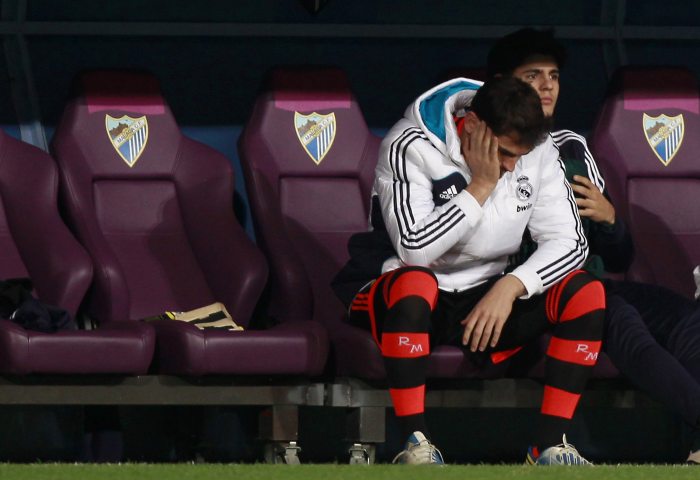 Casillas no banco de reservas do Real Madrid durante o jogo de sábado em Málaga | Marcelo del Pozo / Reuters