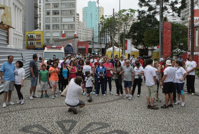 Ciclistas e pedestres se concetraram em frente ao prédio da Santos Andrade | Aniele Nascimento/Agência de Notícias Gazeta do Povo