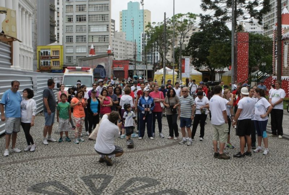 Ciclistas e pedestres se concetraram em frente ao prédio da Santos Andrade | Aniele Nascimento/Agência de Notícias Gazeta do Povo