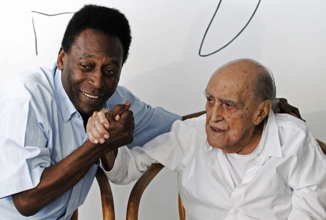 Niemeyer é considerado o principal nome da arquitetura no Brasil. Na foto, ele cumprimenta o rei Pelé |