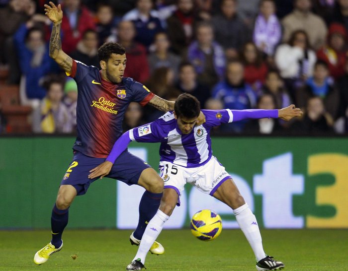 Daniel Alves voltou a ser titular na vitória do Barcelona sobre o Valladolid no sábado | Ricardo Ordonez / Reuters
