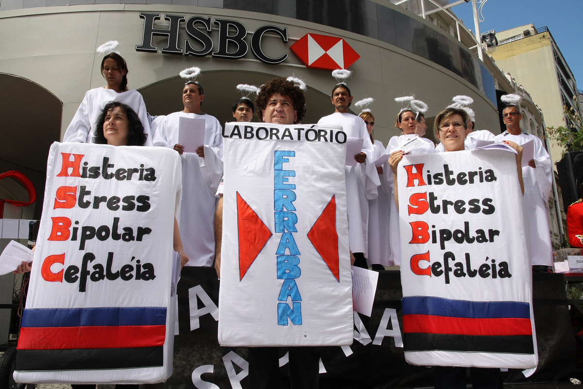 Protesto imitou o formato do coral natalino organizado todos os anos pelo banco | André Rodrigues/Agência de Notícias Gazeta do Povo