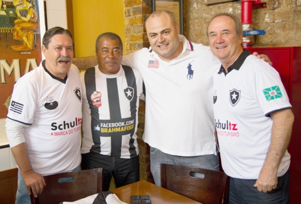 João Guilherme Leprevost (de camisa branca, ao centro) recebeu os ex-jogadores Sicupira e Jairzinho (ambos à esq.) e o técnico Levir Culpi para a primeira edição da festa Feijão no Fogão, que lotou o Bar Brahma no último sábado | Leonardo Freire