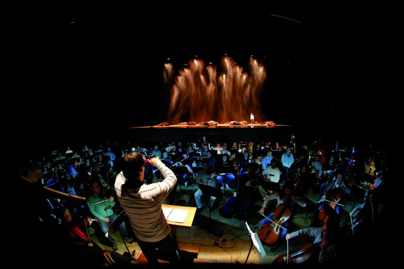 O maestro Osvaldo Ferreira ensaia a Orquestra Sinfônica no fosso, enquanto os bailarinos ocupam o palco do Guaíra | Daniel Castellano/Gazeta do Povo