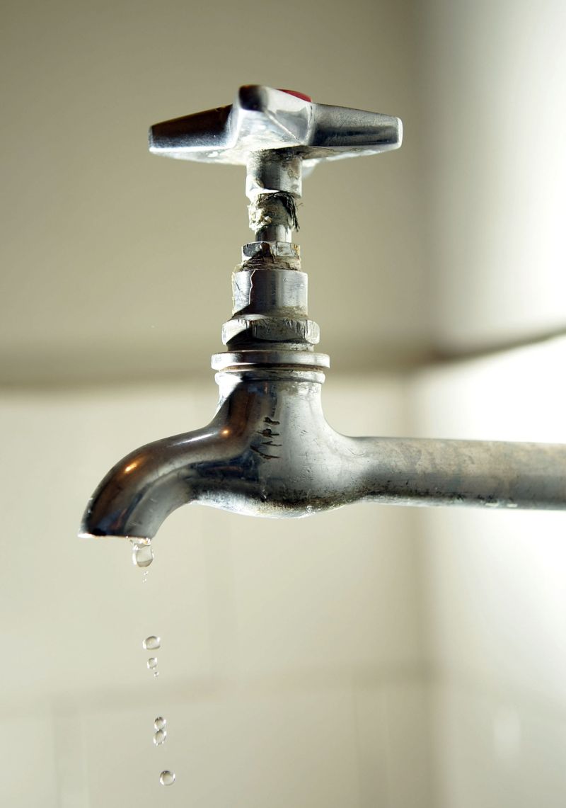 Aumento repentino na conta de água pode significar vazamento no imóvel | Ivonaldo Alexandre/ Gazeta do Povo