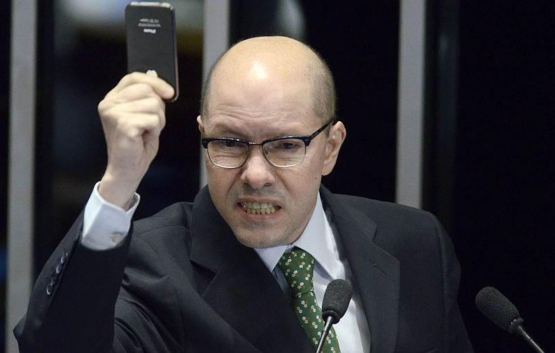 O ex-senador Demóstenes Torres foi cassado pelos colegas após a revelação de um suposto envolvimento dele com o contraventor Carlinhos Cachoeira | REUTERS/Cadu Gomes