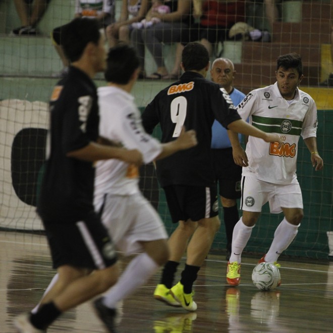 Thiago Primão deixou o gramado nas férias para jogar futsal |