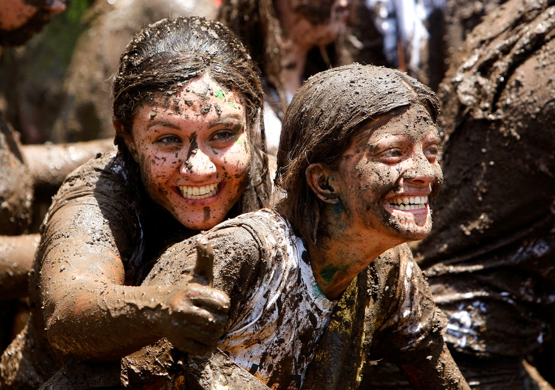 O tradicional banho de lama tem ocorrido no câmpus Agrárias da UFPR | Hugo Harada / Gazeta do Povo