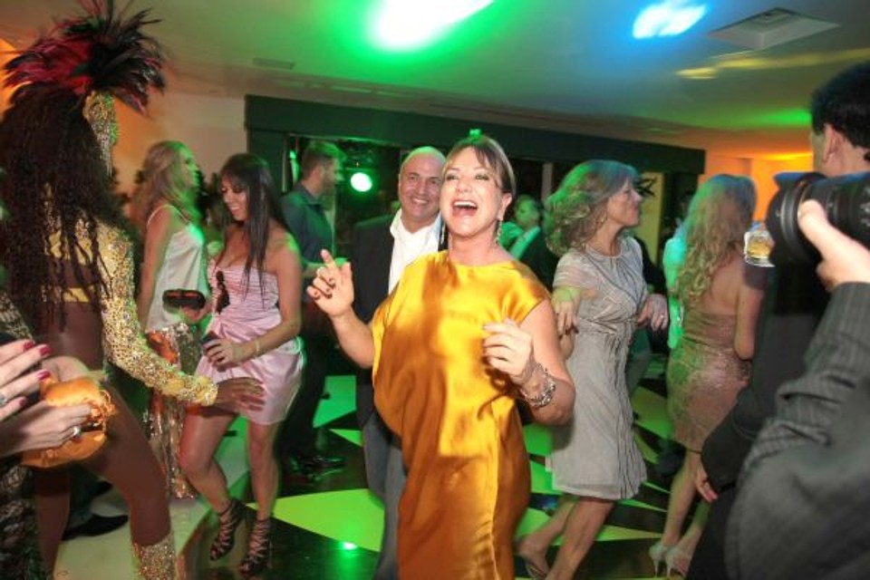 A empresária Clemilda Thomé na pista de dança com amigos na festa que parou o bairro do Batel na noite da última sexta-feira. Logo atrás dela, o arquiteto Jayme Bernardo, que assinou o luxuoso e elogiado décor | Jader da Rocha