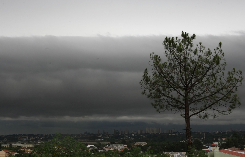 Tempestade que atingiu várias regiões do estado no fim de semana afetou 800 pessoas | Aniele Nascimento/ Gazeta do Povo