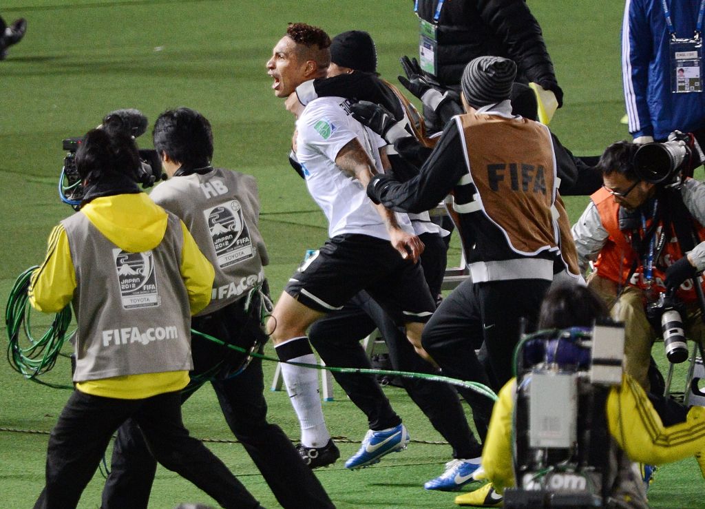 Guerrero é cercado por jornalistas logo após marcar o gol do Timão | AFP