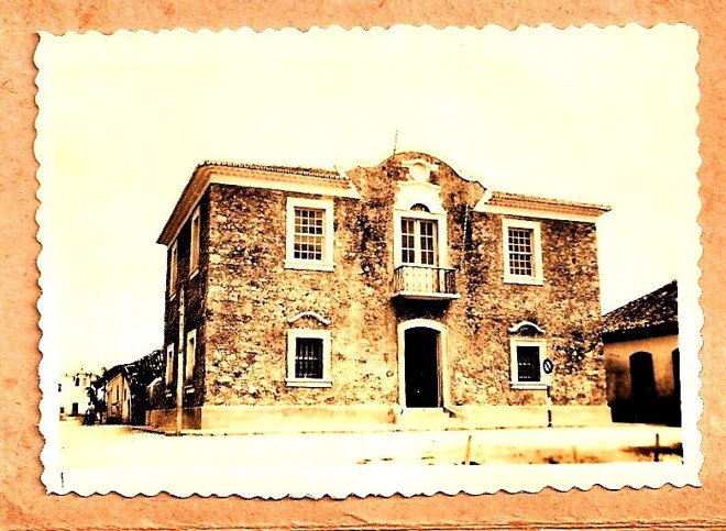 Casca de ostra -A prefeitura funcionava no edifício São Luís, que antes era Câmara e Cadeia. Ele foi construído por volta de 1771, época da fundação da cidade. Como não havia cimento, o prédio foi levantado com casca de ostra, pedra de rio e óleo de baleia | 