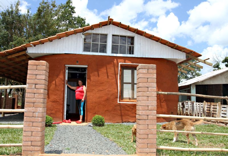 Dona Branca, moradora de Ponta Grossa, recebeu uma casa construída com sacos de terra: É bem fresquinho, diz | Luciano Mendes/Gazeta do Povo
