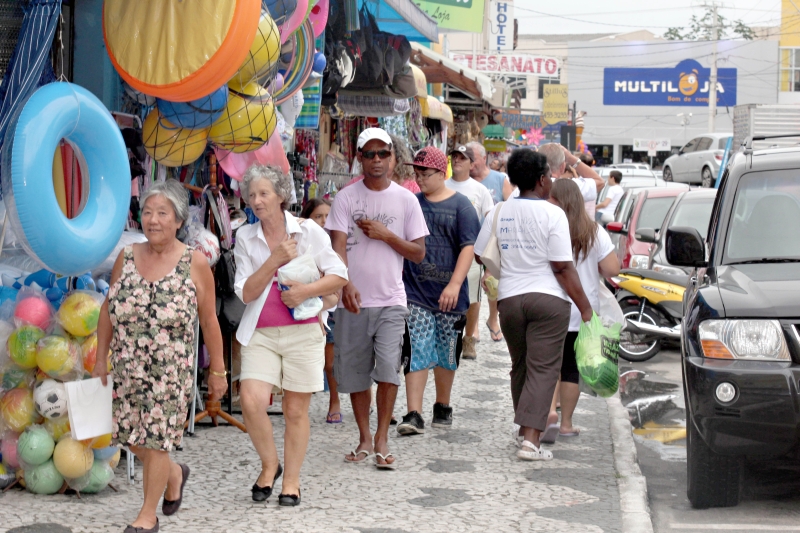 Em Matinhos, movimento nas lojas foi intenso no feriado | Walter Alves/Gazeta do Povo