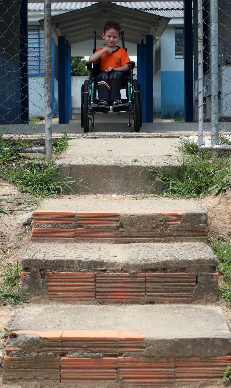 Starlin, de 7 anos, diante de um dos obstáculos da Escola Maria de Lourdes Affonso Heimbecher | Marco Favero