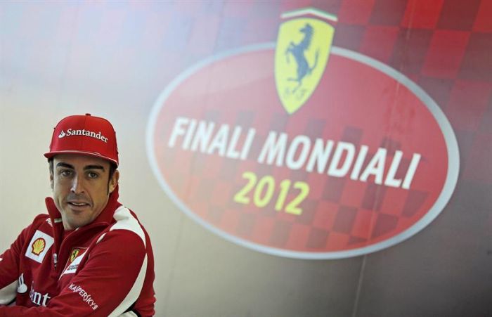 Fernando Alonso falou com a imprensa durante as Finais Mundiais da Ferrari, no circuito da Comunidade Valenciana, na Espanha | EFE/Manuel Bruque