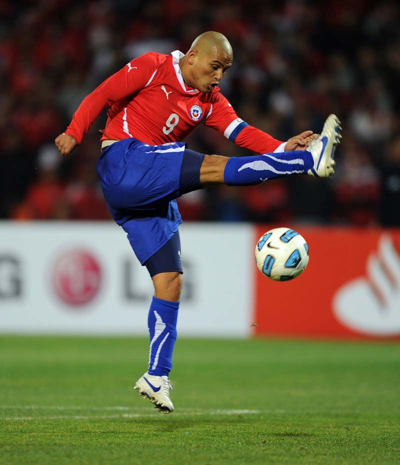 Jogador chileno Humberto Suazo | AFP PHOTO / ALEJANDRO PAGNI