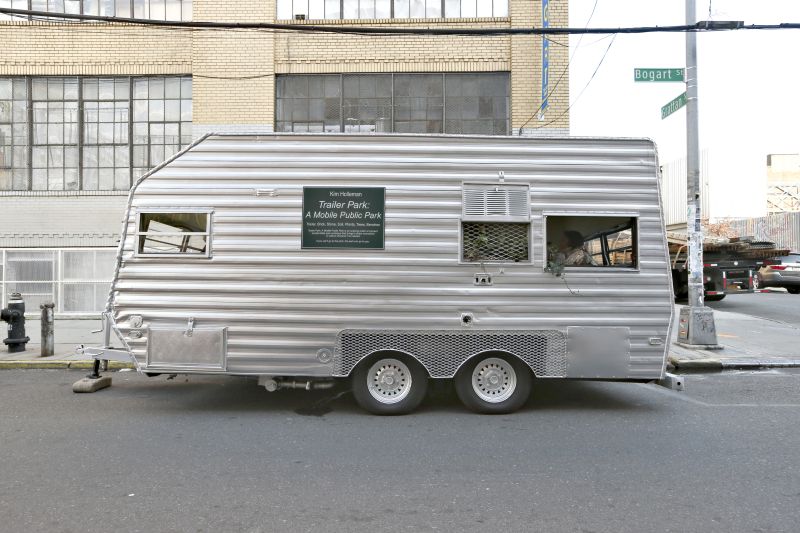 Trailer Coachmen, ano 84, carrega seringueiras e flores pelas ruas da metrópole | Michelle V. Agins/The New York Times