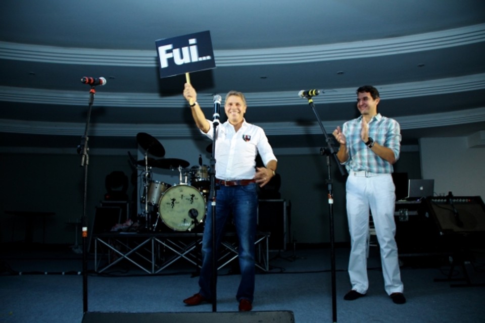 Joel Malucelli fez uma criativa despedida da presidência do Grupo JMalucelli na festa de fim de ano no Clube Curitibano. Após anunciar oficialmente que estava entregando o cargo ao filho Alexandre (à dir.), até então vice-presidente, ele levantou uma placa onde se lia Fui.... Os aplausos, muitos entre lágrimas, foram intensos | Mauro Campos