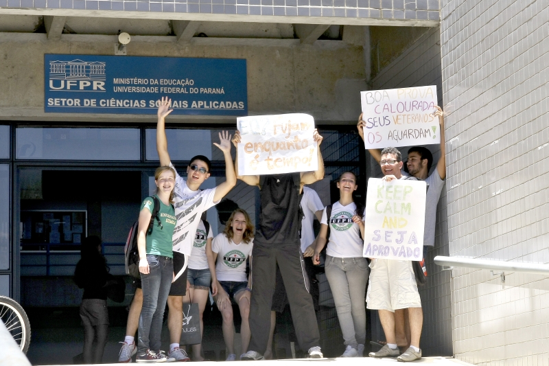 Estudantes de Engenharia Civil recepcionam os vestibulandos | André Rodrigues/Gazeta do Povo