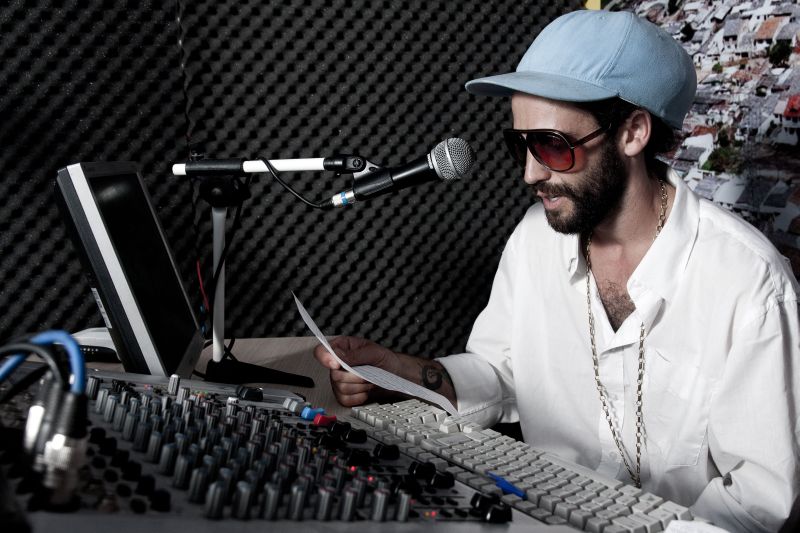 Fernando Machado lê carta enviada por detento no programa Hip Hop Roots: Isso ajuda a enfrentar a barra lá dentro | André Rodrigues/ Gazeta do Povo