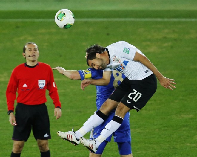 Lampard e Danilo duelam pelo alto |