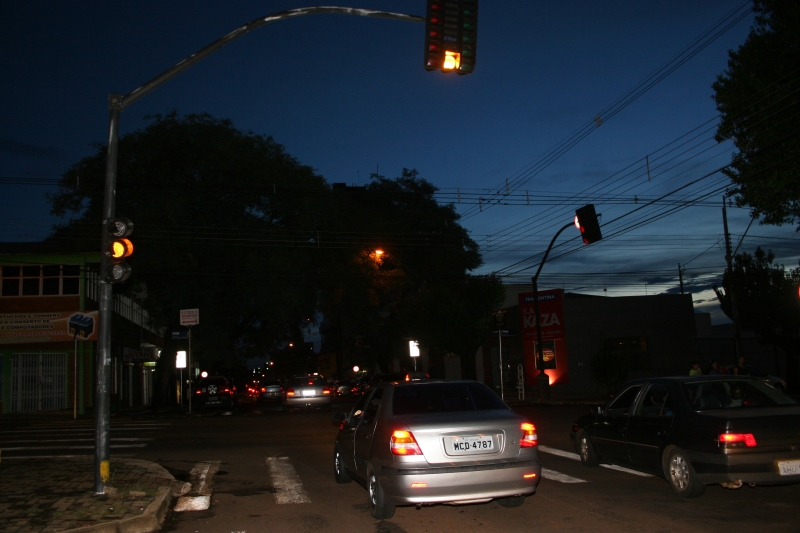 Da meia-noite às 5 horas, os sinaleiros piscam com a luz amarela: menos risco de assalto | Luiz Carlos da Cruz/Gazeta do Povo