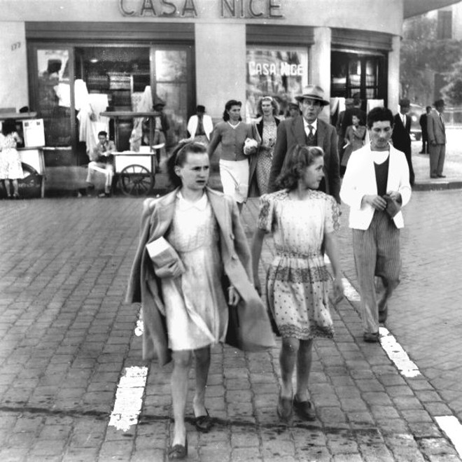 O curitibano respeitador de leis acatava tudo que lhe era imposto. Transeuntes atravessam a rua, na Praça Tiradentes, pela faixa de pedestres. Novidade introduzida em 2 de agosto de 1945 |