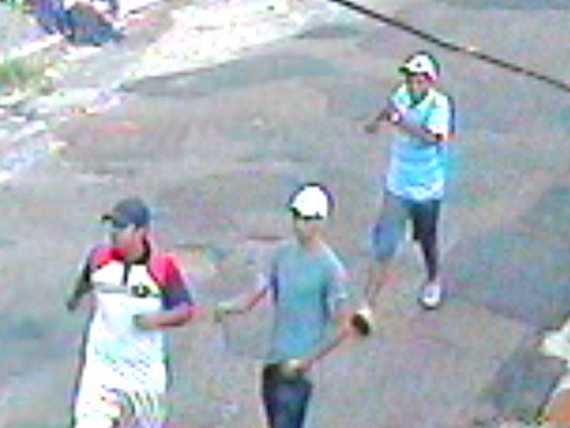 Suspeitos aparecem em imagens de câmera de segurança pouco antes do crime | Divulgação / Polícia Civil