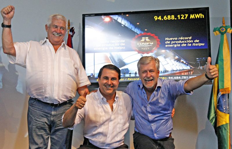 Apesar da crise entre Brasil e Paraguai, o presidente do país vizinho, Federico Franco, mostrou entusiasmo ao lado do diretor brasileiro da hidrelétrica de Itaipu, Jorge Samek | Christian Rizzi / Agência de Notícias Gazeta do Povo
