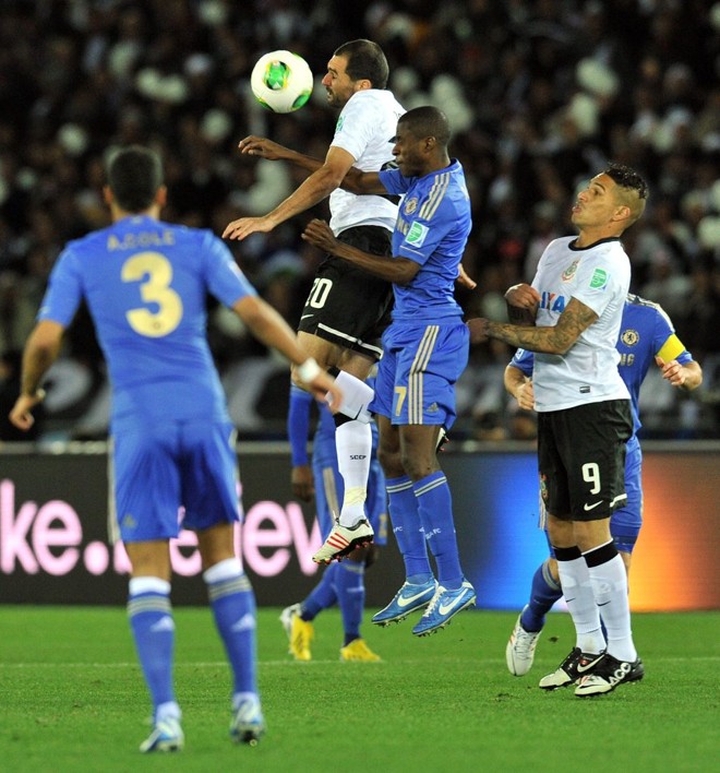 Danilo divide com Ramires pelo alto |